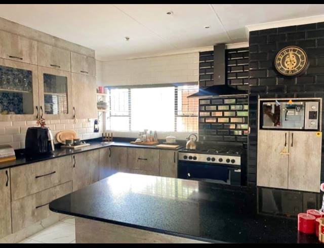 4 BEDROOM FREEHOLD FOR SALE IN GLENVISTA